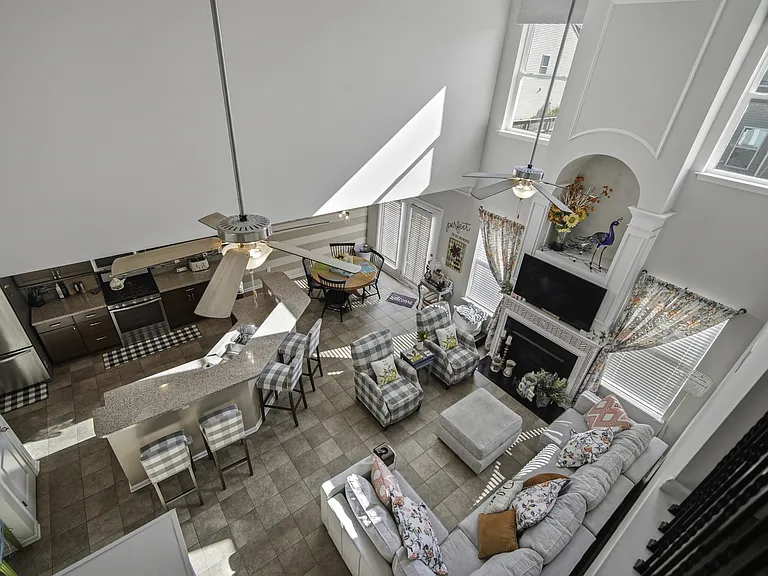 225 Urbano Ln — Photo 23