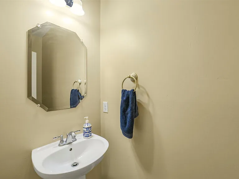 22554 Bristolwood Ct — Photo 32