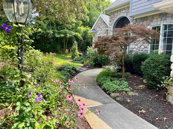 2421 E Waters Edge Dr, Columbia City, IN 46725