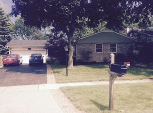 940 Country Ln, Buffalo Grove, IL 60089