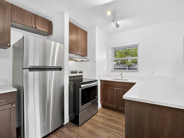 732 SE 15th St #1 — Photo 2