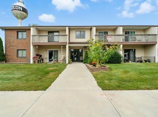 730 S Market St APT 24, Solon, IA 52333