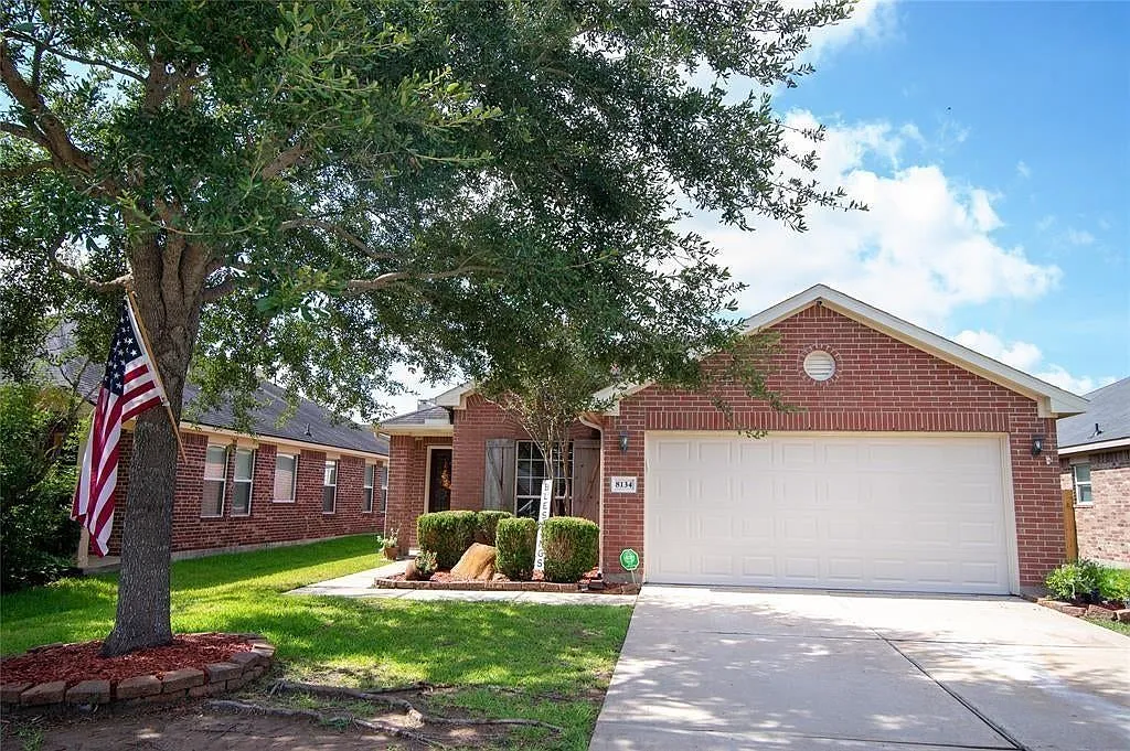 3 bed, 1605 sqft, $2,300 — Photo 1