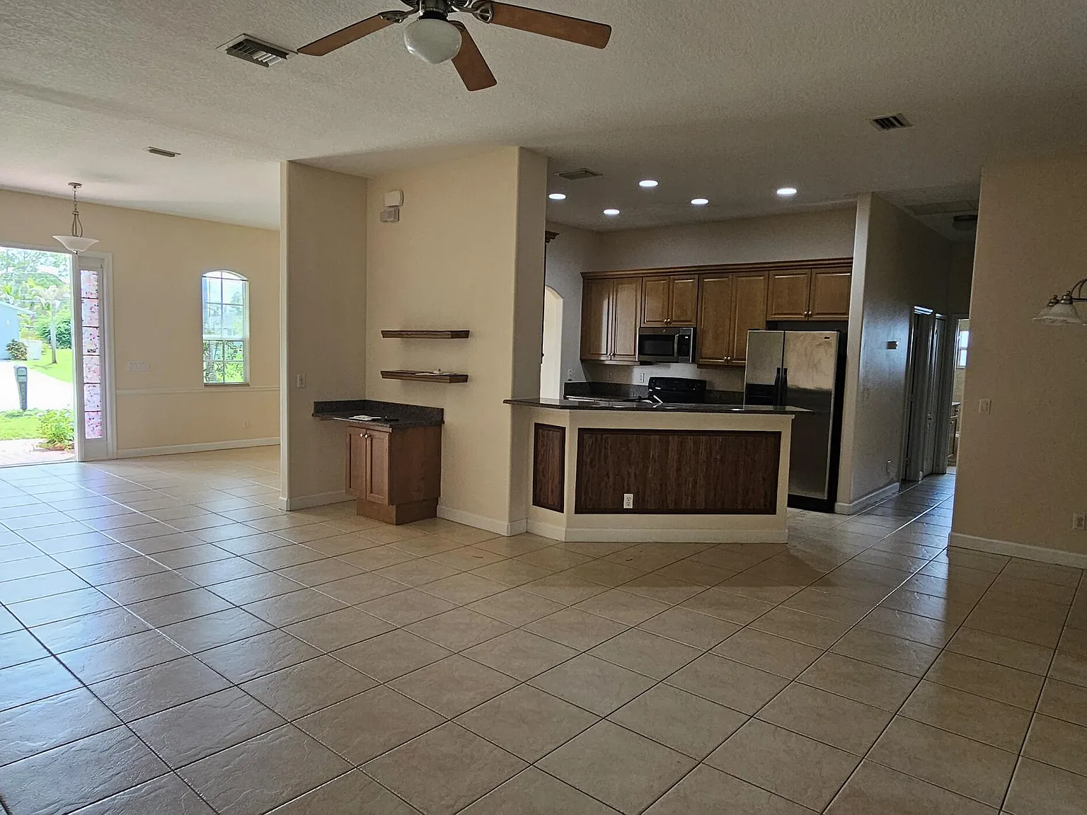 3 bed, 2.0 bath, 1946 sqft, $2,600 — Photo 4