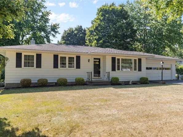 6 Drumlin Dr, Macedon, NY 14502