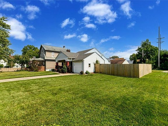 3rd image of 2927 Hudson Dr