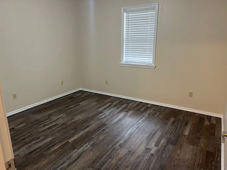 606 Rolling Hills Dr — Photo 8