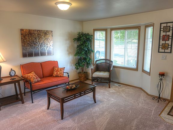 www.LamoureuxRealEstate.com