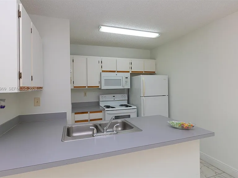 18304 NW 68th Ave #L — Photo 3