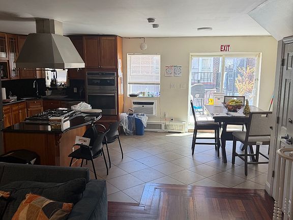 2nd image of 1934 Hunt Ave