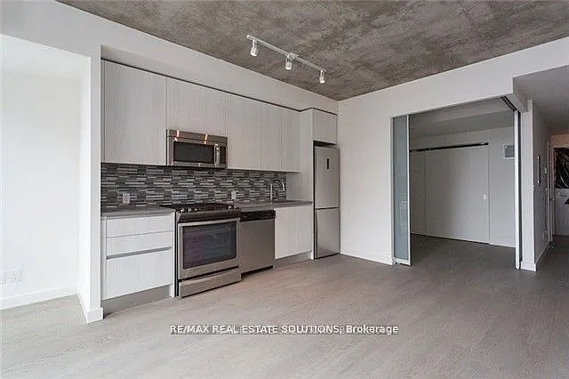 Building Photo - 111 Bathurst St #407