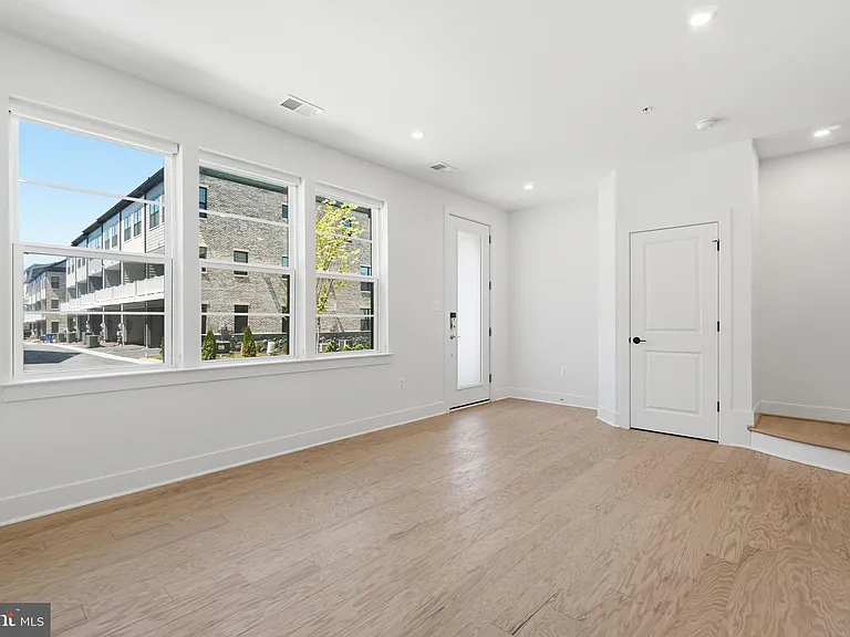 10235 Dalmatian St — Photo 22