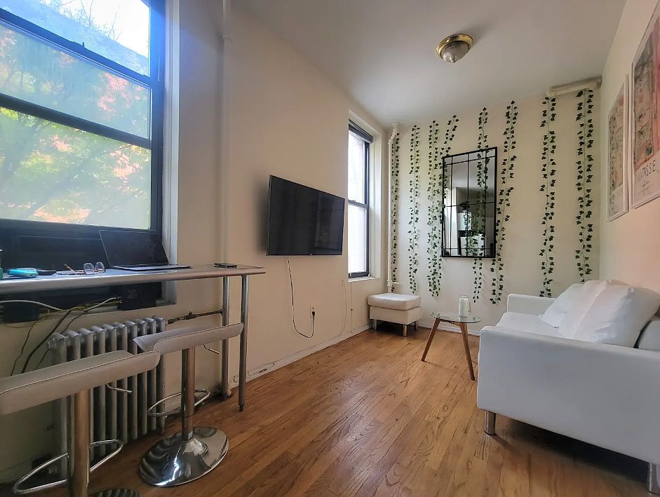 1st image of 130 E 4th St APT 2