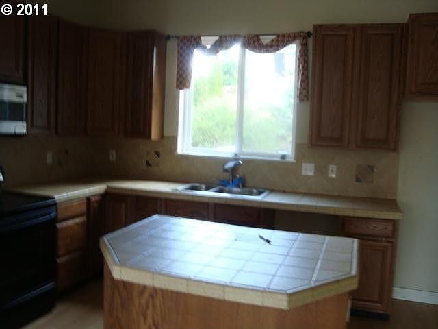 2nd image of 408 SE Mountain View Ln