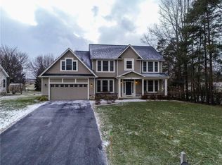 211 Gallant Fox Ln, Webster, NY 14580