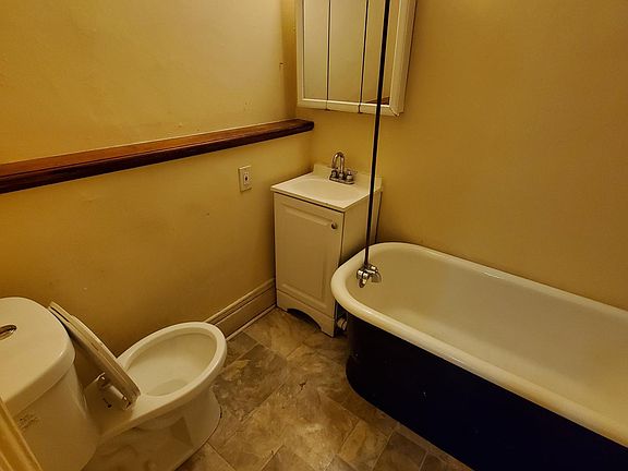 4th image of 15 Ash Grove Pl APT 1