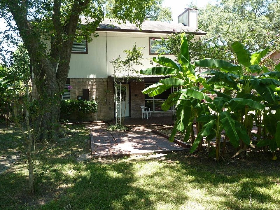 2nd image of 207 Old Oaks St