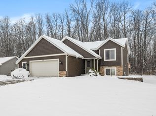 518 Foxmoor Dr, Plainwell, MI 49080