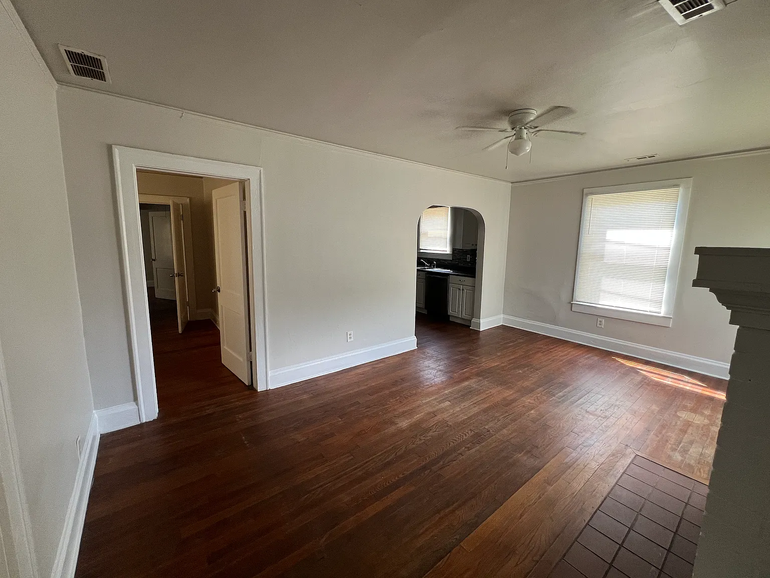 4 bed, 1000 sqft, $1,600 — Photo 2