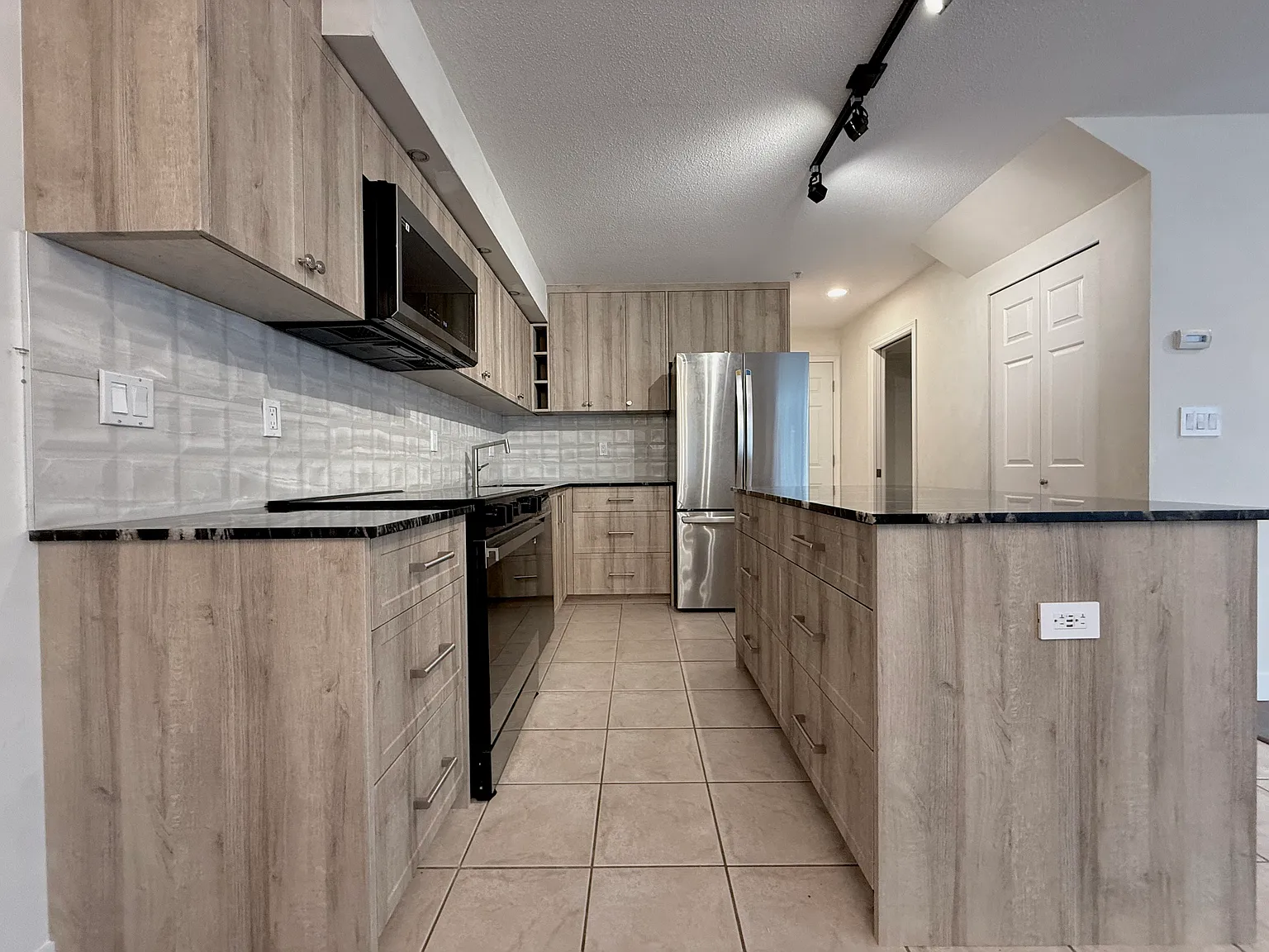3 bed, 2.5 bath, 1548 sqft, $3,500 — Photo 3