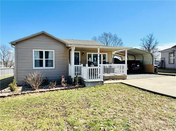 501 N 2nd St, Savannah, MO 64485