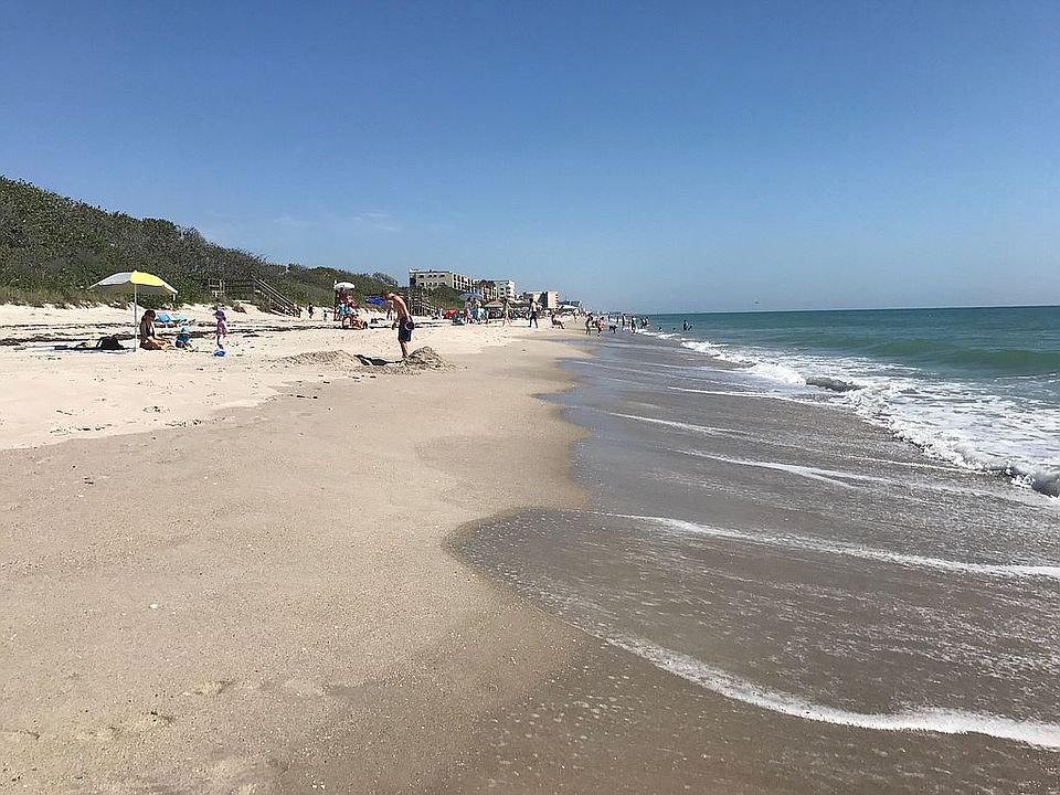 Steps to the beach