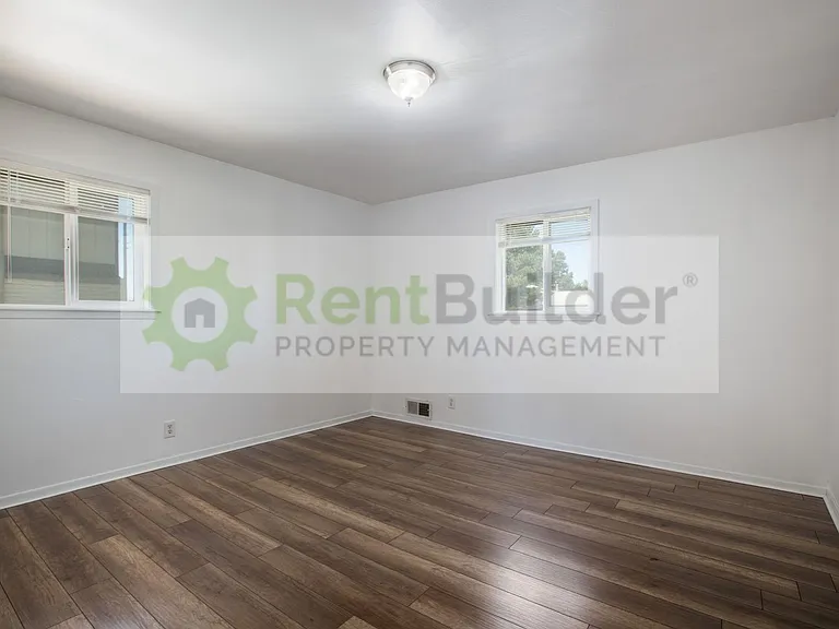 8304 Dellwood Rd NE — Photo 18
