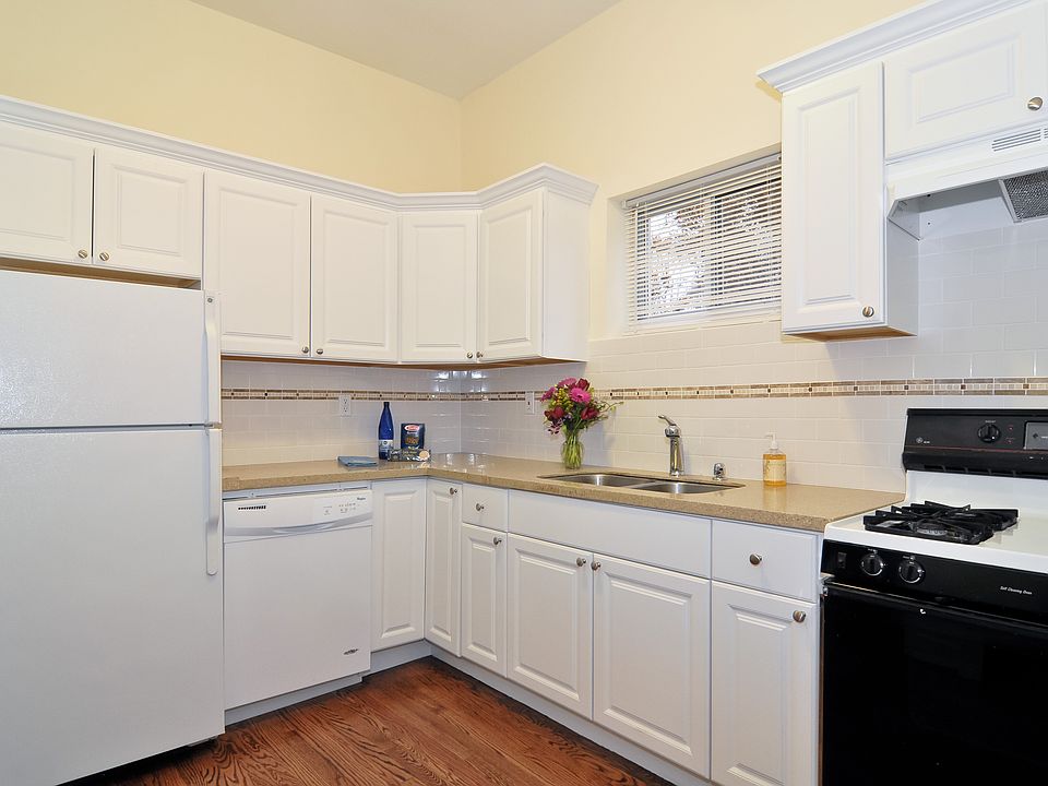 1st image of 39 Fieldstone Dr