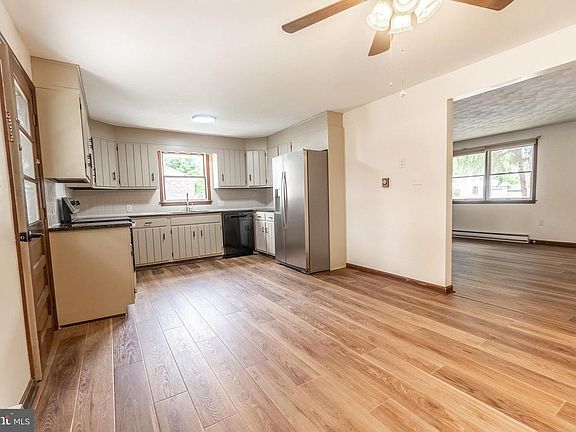 4th image of 575 Grant Dr