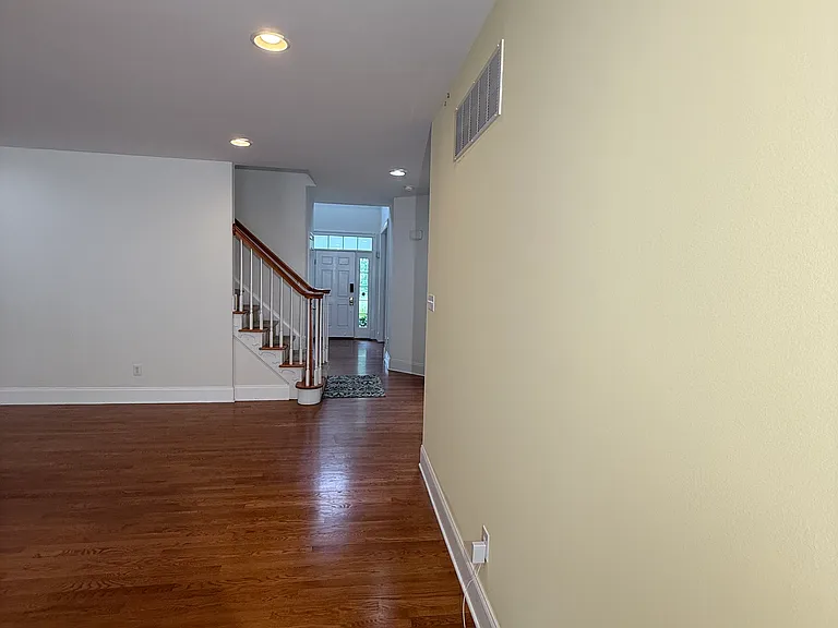 606 Winston Ln — Photo 6