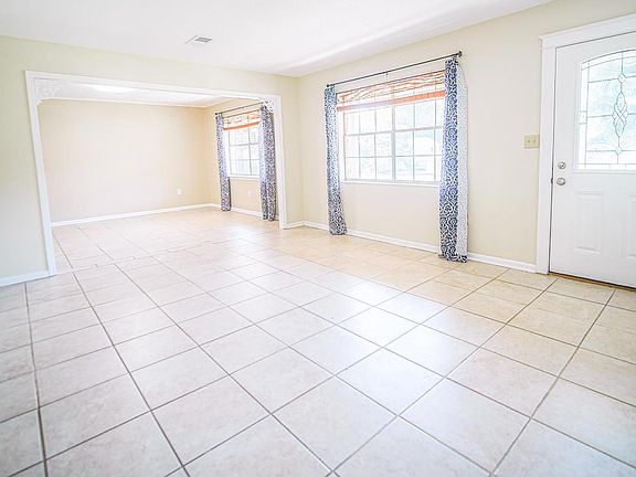 4th image of 2402 Parker Dr