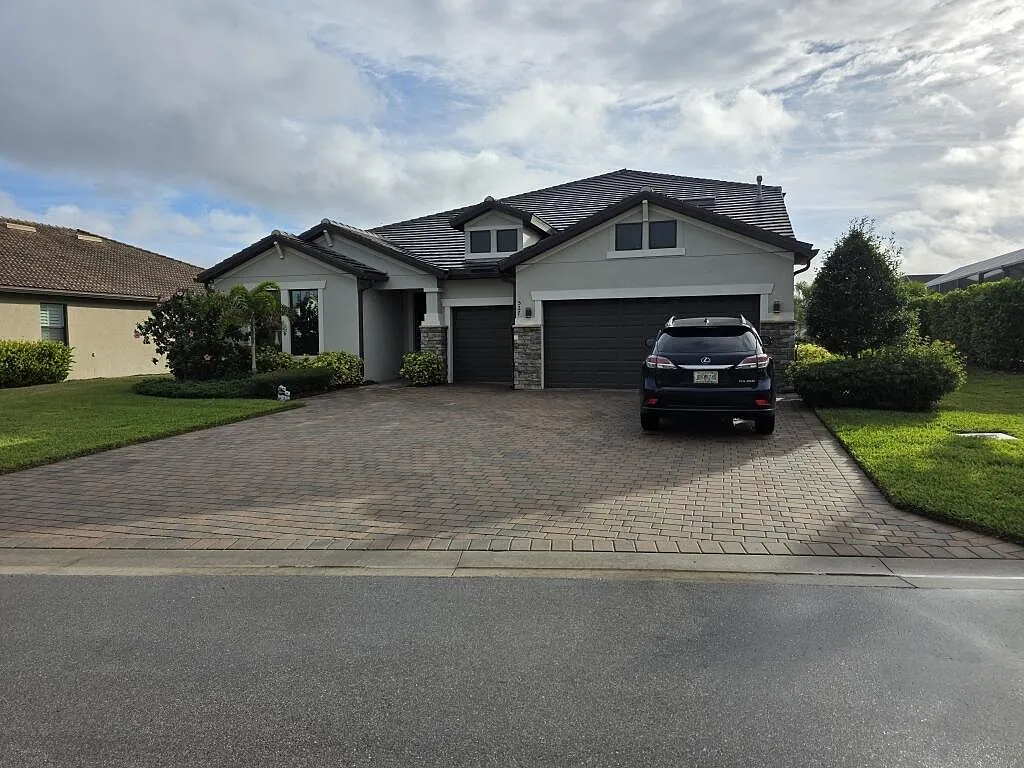 5 bed, 5.0 bath, 4284 sqft, $8,800 — Photo 1