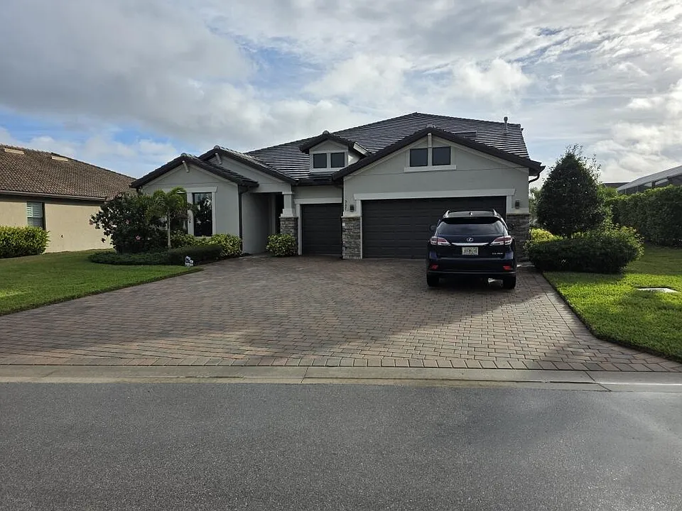527 SE Vallarta Dr