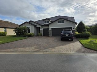 527 SE Vallarta Dr, Port Saint Lucie, FL 34984