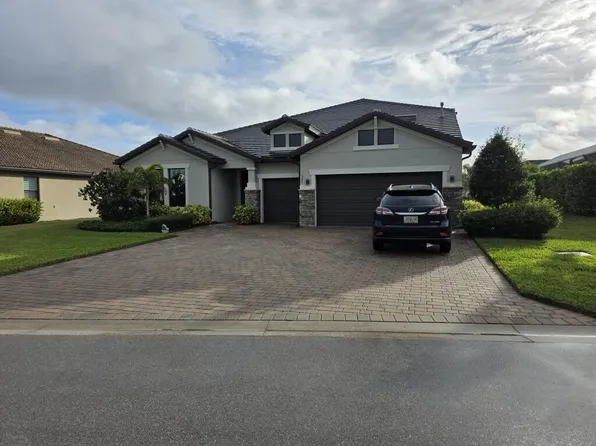 527 SE Vallarta Dr, Port Saint Lucie, FL 34984