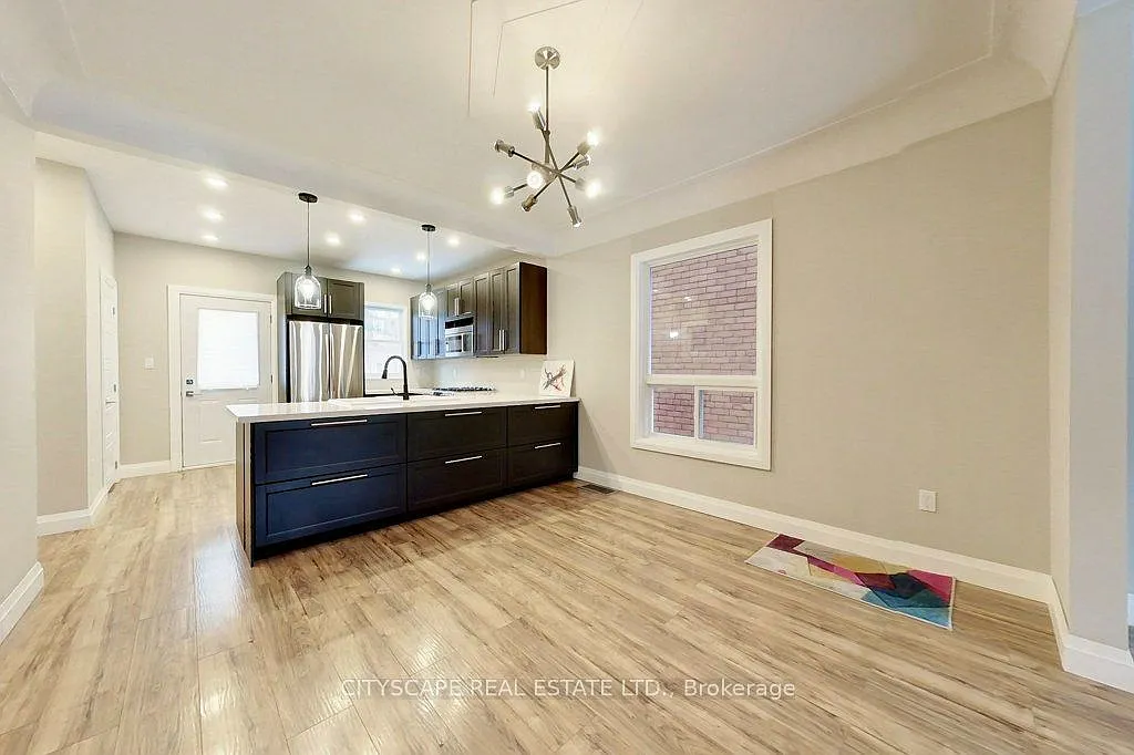 4 bed, $2,500 — Photo 2