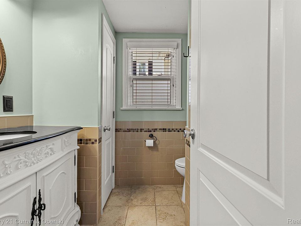 323 E Liberty St, photo 13
