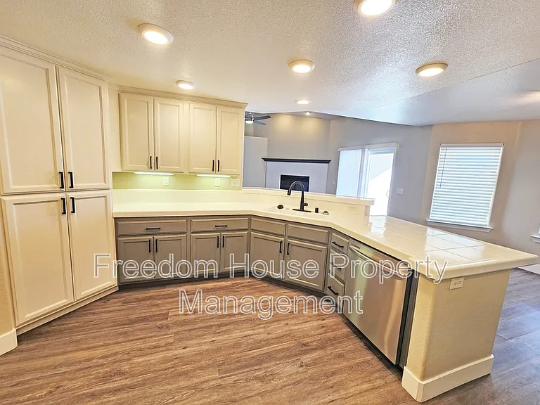 4591 Stoneham St — Photo 18