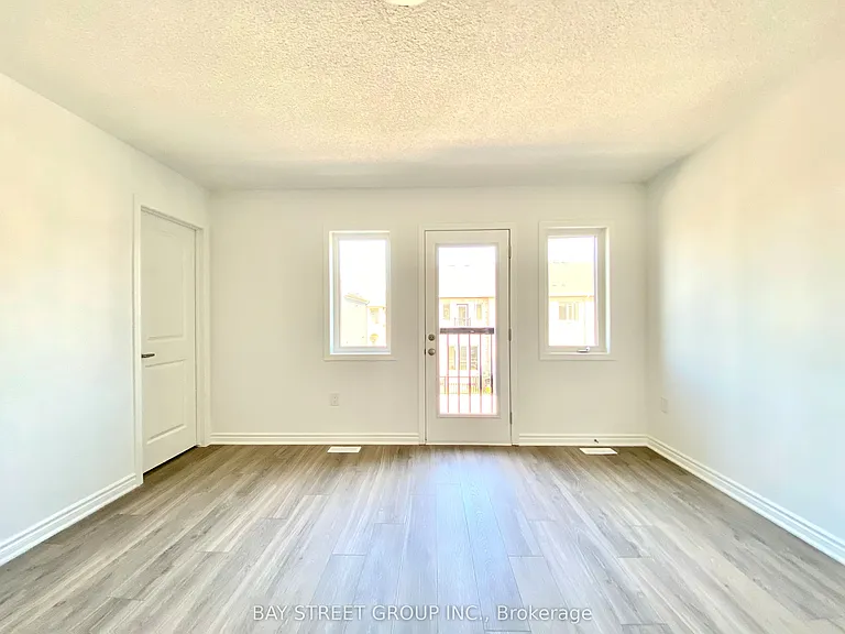 1362 William Halton Pkwy W — Photo 14