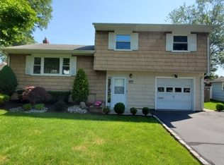 813 Riverbend Dr, Clark, NJ 07066
