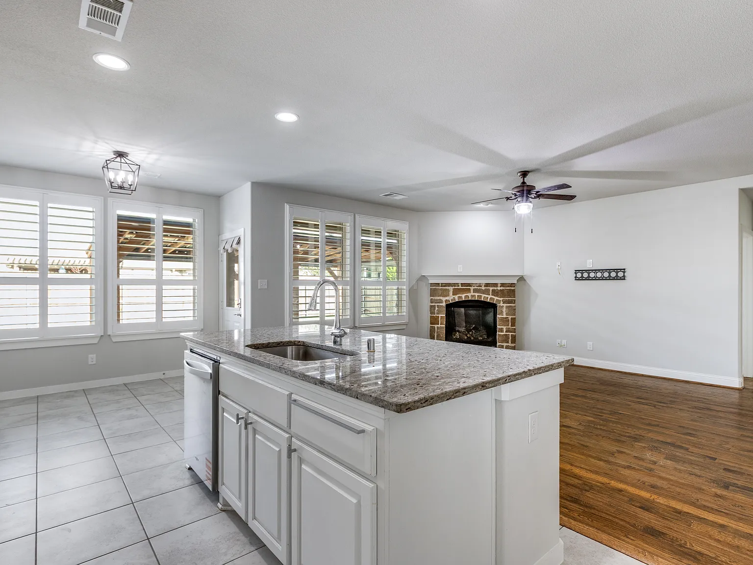4 bed, 2215 sqft, $2,795 — Photo 2