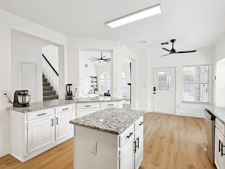 806 Longleaf Dr — Photo 14