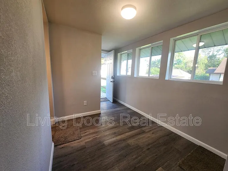 914 N 6th St — Photo 11