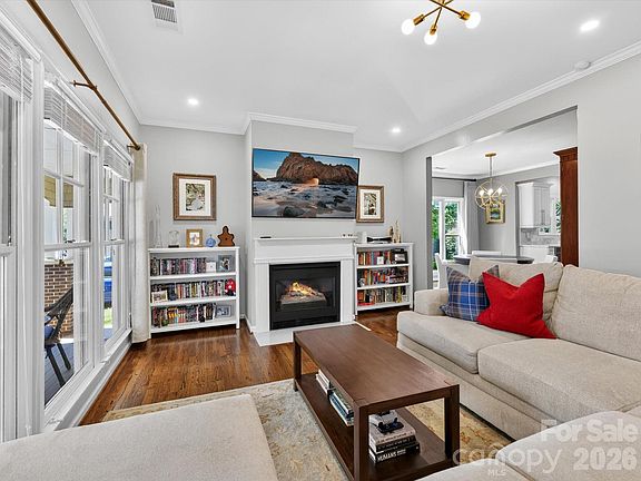 5th image of 2204 Winthrop Ave