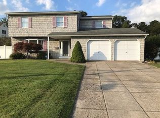 55 Loop Dr, Sayville, NY 11782