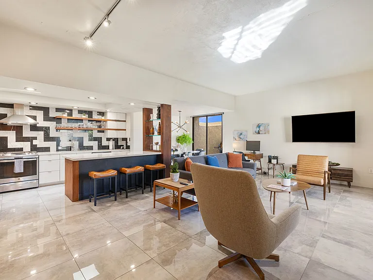 427 N Calle Rolph — Photo 4