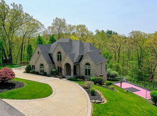 205 Lakeview Dr, Coraopolis, PA 15108