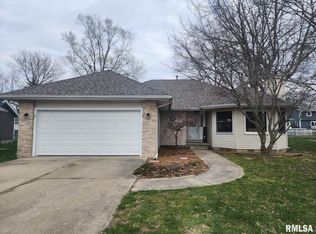17 Carl St, Riverton, IL 62561