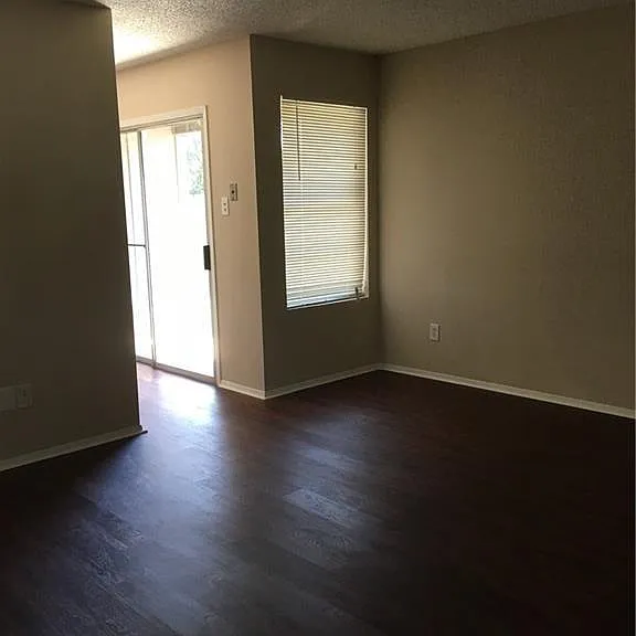 2000 Easton Dr — Photo 6