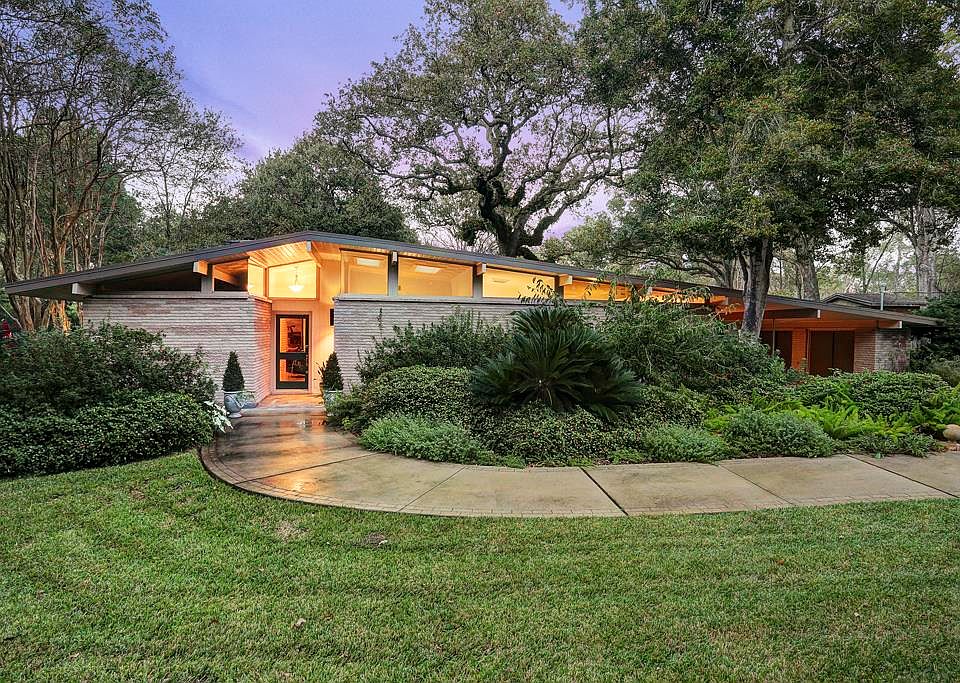 1st image of 405 Lakeshore Dr